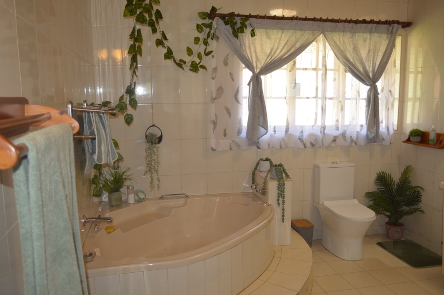 5 Bedroom Property for Sale in Wilkoppies North West